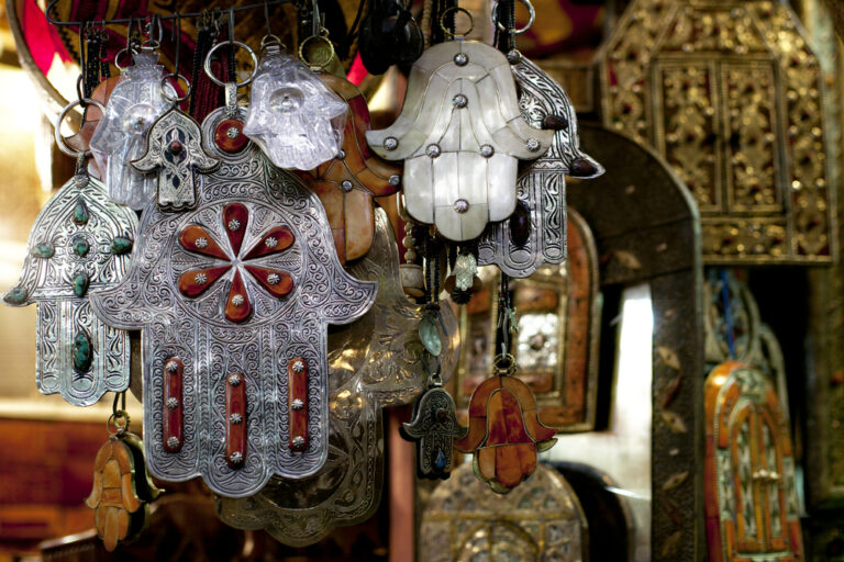 Moroccan Khamsa hamsa Hands of Fatima Good Luck in medina souk - El templo de Gala - El templo de Gala Colgantes de mano de Fátima con piedras y minerales incrustadas, hay desde llaveros a colgantes a colgadores para puerta para evitar malas energías - El Templo de Gala -Tarot
