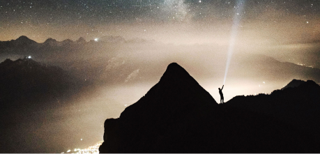 Un hombre sobre una piedra frente al mar y las montañas con una linterna alumbrando a la luna - El Templo de Gala -Tarot