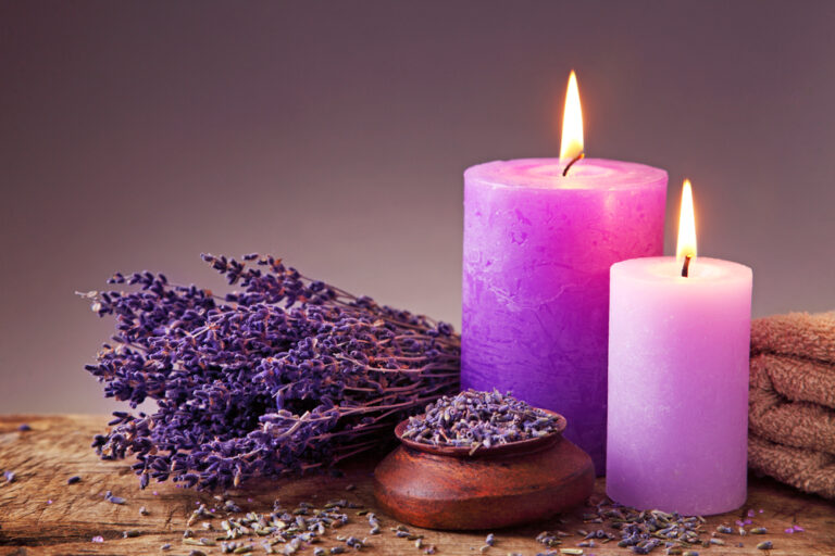 Spa still life with candles - El templo de Gala - El templo de Gala Dos velas color lavansa sobre una mesa de madera junto a un ramo de lavanda y flores de lavanda esparcidas - El Templo de Gala -Tarot