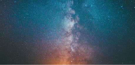 Una imagen hecha al cielo estrellado con tonos azules y anaranjados - El Templo de Gala -Tarot