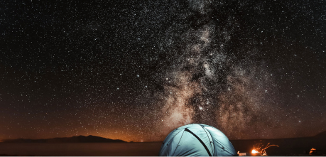 Una tienda de campaña en el campo con el cielo estrellado de fondo - El Templo de Gala -Tarot
