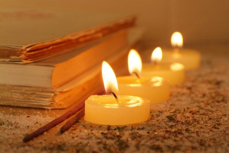 Rituals - El templo de Gala - El templo de Gala Un entorno esotérico donde aparecen a la izquierda lo que parecen papeles antiguos apilados y a la derecha unas velas de té encendidas medio derretidas